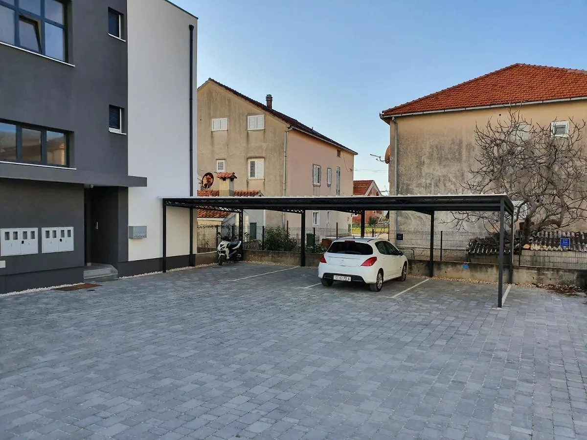 Sunrise Apartment Τρογκίρ
