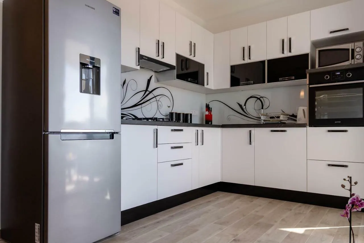 Sunrise Apartment Τρογκίρ