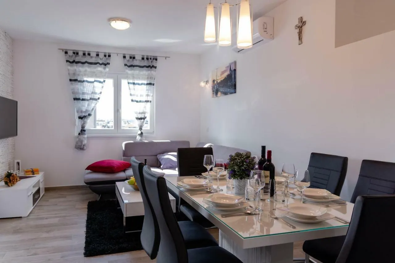 Sunrise Apartment Τρογκίρ 0*,