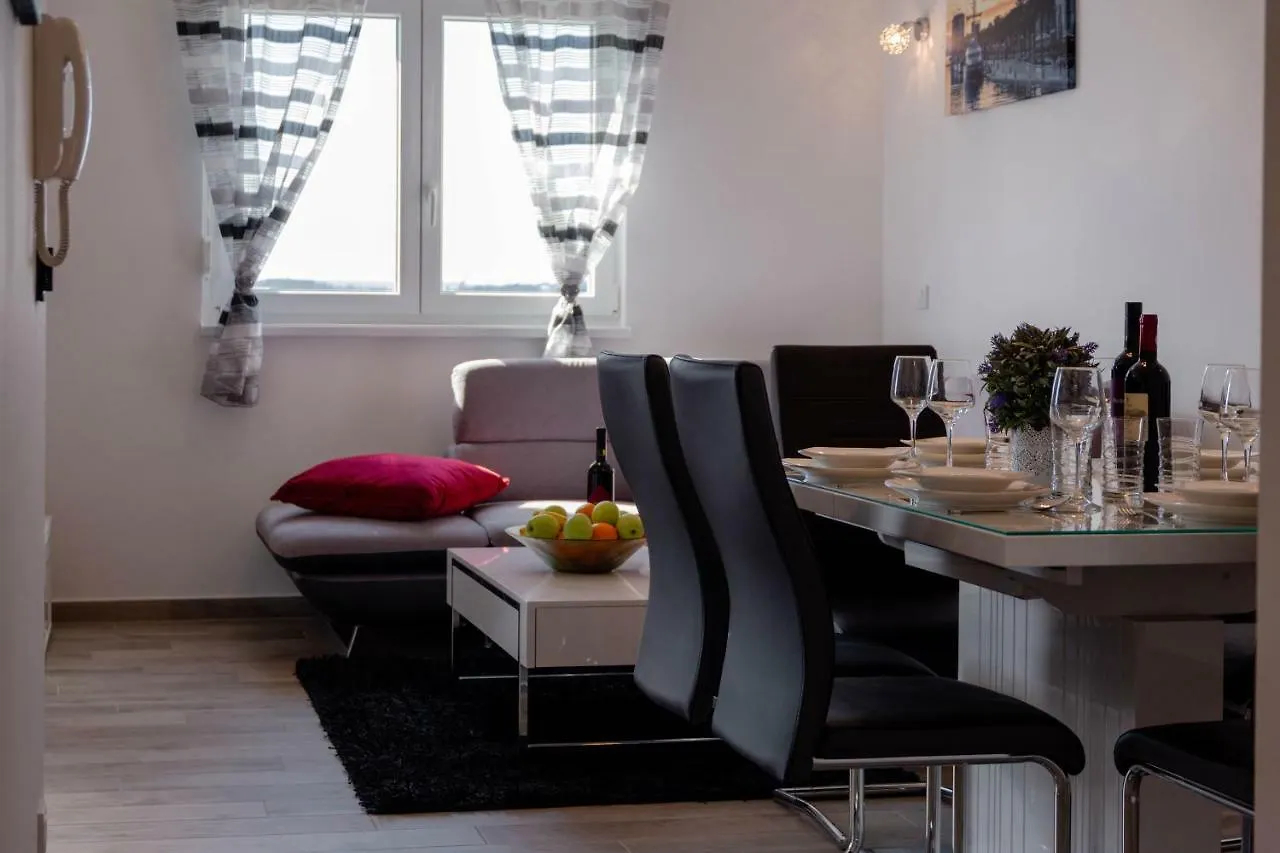 Sunrise Apartment Τρογκίρ