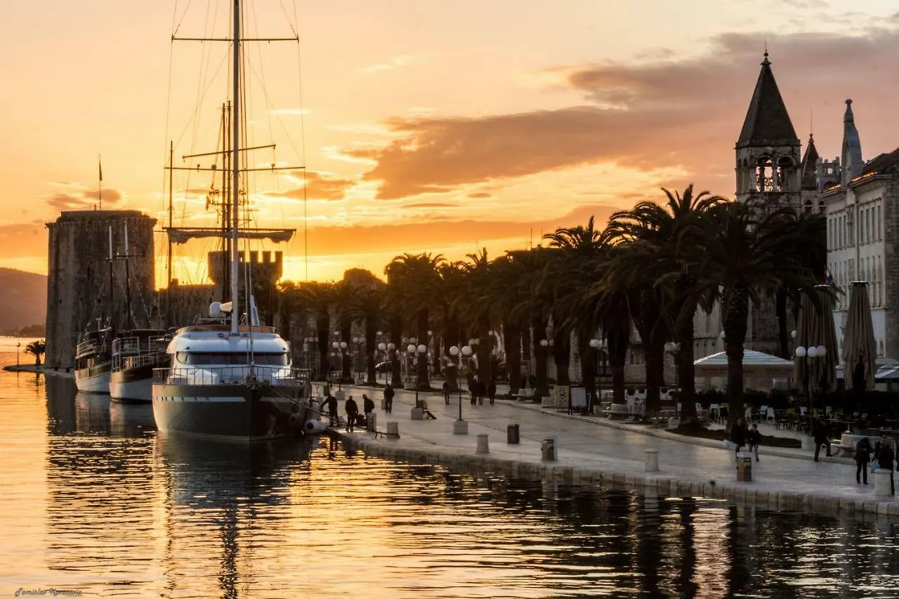 Sunrise Apartment Τρογκίρ